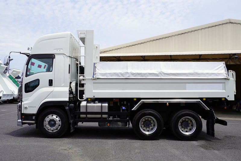 ギガ　大型　「ハイルーフ」　３軸　２デフ　土砂ダンプ　５．１ｍ長　積載９１００ｋｇ　新明和製　船底型　電動コボレーン　鳥居シートデッキ＆ラダー　燃料タンク３００Ｌ　メッキパーツ　アルミホイール　社外ナビ　フルセグＴＶ　バックカメラ　ＥＴＣ２．０　ＬＥＤヘッドライト　保冷庫　ミラーワイパー　７速ＭＴ！高年式！総重量２０トン未満！　車検「Ｒ８年１月まで！」1