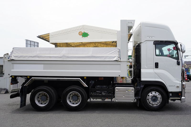 ギガ　大型　「ハイルーフ」　３軸　２デフ　土砂ダンプ　５．１ｍ長　積載９１００ｋｇ　新明和製　船底型　電動コボレーン　鳥居シートデッキ＆ラダー　燃料タンク３００Ｌ　メッキパーツ　アルミホイール　社外ナビ　フルセグＴＶ　バックカメラ　ＥＴＣ２．０　ＬＥＤヘッドライト　保冷庫　ミラーワイパー　７速ＭＴ！高年式！総重量２０トン未満！　車検「Ｒ８年１月まで！」3