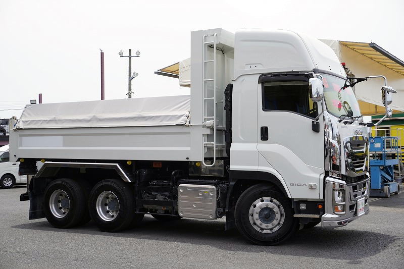 ギガ　大型　「ハイルーフ」　３軸　２デフ　土砂ダンプ　５．１ｍ長　積載９１００ｋｇ　新明和製　船底型　電動コボレーン　鳥居シートデッキ＆ラダー　燃料タンク３００Ｌ　メッキパーツ　アルミホイール　社外ナビ　フルセグＴＶ　バックカメラ　ＥＴＣ２．０　ＬＥＤヘッドライト　保冷庫　ミラーワイパー　７速ＭＴ！高年式！総重量２０トン未満！　車検「Ｒ８年１月まで！」4