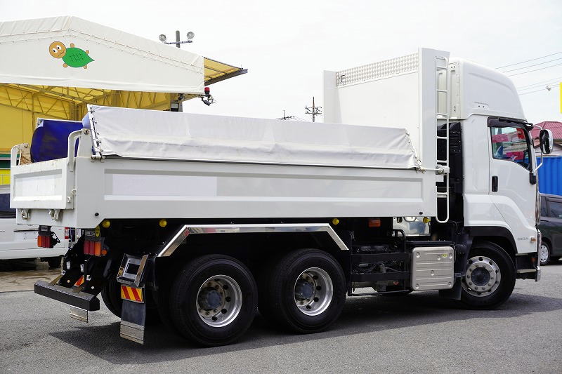 ギガ　大型　「ハイルーフ」　３軸　２デフ　土砂ダンプ　５．１ｍ長　積載９１００ｋｇ　新明和製　船底型　電動コボレーン　鳥居シートデッキ＆ラダー　燃料タンク３００Ｌ　メッキパーツ　アルミホイール　社外ナビ　フルセグＴＶ　バックカメラ　ＥＴＣ２．０　ＬＥＤヘッドライト　保冷庫　ミラーワイパー　７速ＭＴ！高年式！総重量２０トン未満！　車検「Ｒ８年１月まで！」6