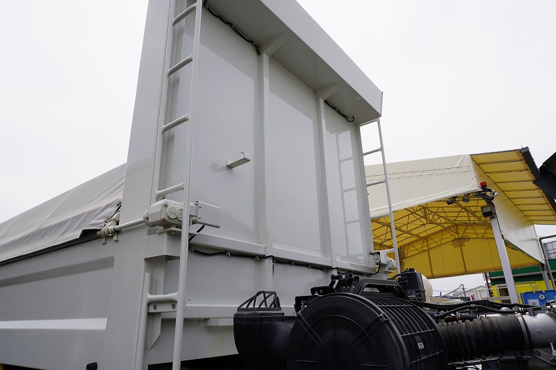 ギガ　大型　「ハイルーフ」　３軸　２デフ　土砂ダンプ　５．１ｍ長　積載９１００ｋｇ　新明和製　船底型　電動コボレーン　鳥居シートデッキ＆ラダー　燃料タンク３００Ｌ　メッキパーツ　アルミホイール　社外ナビ　フルセグＴＶ　バックカメラ　ＥＴＣ２．０　ＬＥＤヘッドライト　保冷庫　ミラーワイパー　７速ＭＴ！高年式！総重量２０トン未満！　車検「Ｒ８年１月まで！」15