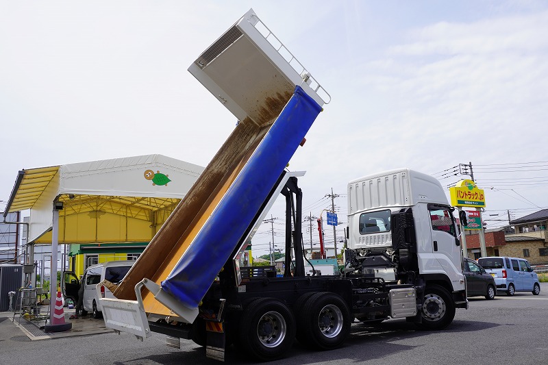 ギガ　大型　「ハイルーフ」　３軸　２デフ　土砂ダンプ　５．１ｍ長　積載９１００ｋｇ　新明和製　船底型　電動コボレーン　鳥居シートデッキ＆ラダー　燃料タンク３００Ｌ　メッキパーツ　アルミホイール　社外ナビ　フルセグＴＶ　バックカメラ　ＥＴＣ２．０　ＬＥＤヘッドライト　保冷庫　ミラーワイパー　７速ＭＴ！高年式！総重量２０トン未満！　車検「Ｒ８年１月まで！」24