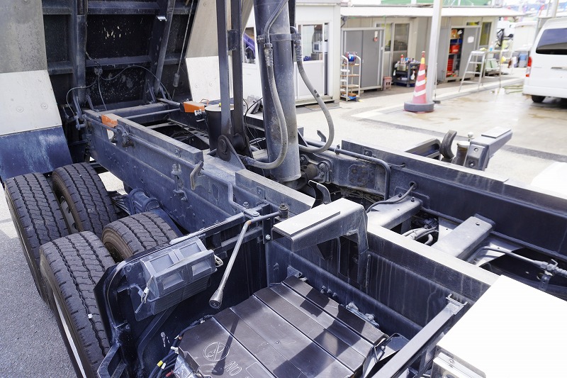 ギガ　大型　「ハイルーフ」　３軸　２デフ　土砂ダンプ　５．１ｍ長　積載９１００ｋｇ　新明和製　船底型　電動コボレーン　鳥居シートデッキ＆ラダー　燃料タンク３００Ｌ　メッキパーツ　アルミホイール　社外ナビ　フルセグＴＶ　バックカメラ　ＥＴＣ２．０　ＬＥＤヘッドライト　保冷庫　ミラーワイパー　７速ＭＴ！高年式！総重量２０トン未満！　車検「Ｒ８年１月まで！」25