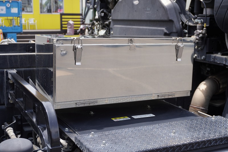 ギガ　大型　「ハイルーフ」　３軸　２デフ　土砂ダンプ　５．１ｍ長　積載９１００ｋｇ　新明和製　船底型　電動コボレーン　鳥居シートデッキ＆ラダー　燃料タンク３００Ｌ　メッキパーツ　アルミホイール　社外ナビ　フルセグＴＶ　バックカメラ　ＥＴＣ２．０　ＬＥＤヘッドライト　保冷庫　ミラーワイパー　７速ＭＴ！高年式！総重量２０トン未満！　車検「Ｒ８年１月まで！」27
