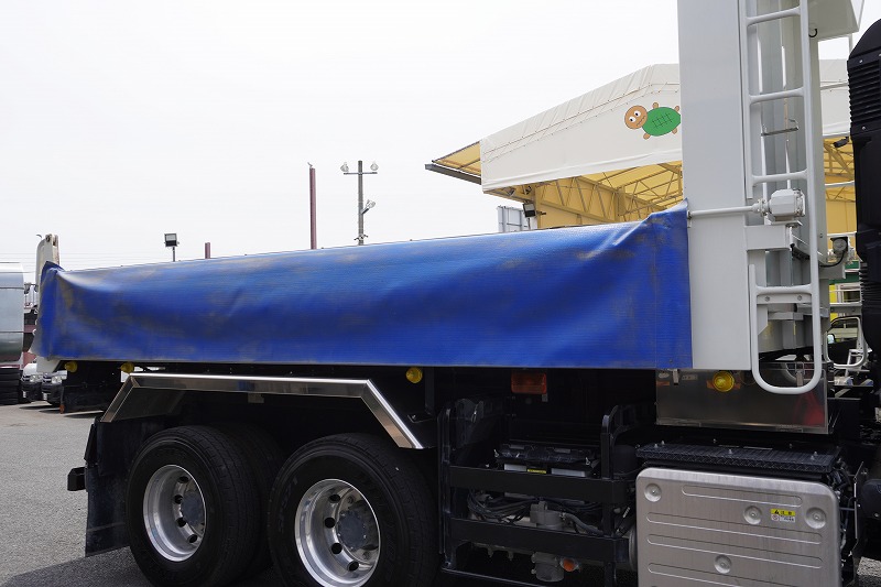 ギガ　大型　「ハイルーフ」　３軸　２デフ　土砂ダンプ　５．１ｍ長　積載９１００ｋｇ　新明和製　船底型　電動コボレーン　鳥居シートデッキ＆ラダー　燃料タンク３００Ｌ　メッキパーツ　アルミホイール　社外ナビ　フルセグＴＶ　バックカメラ　ＥＴＣ２．０　ＬＥＤヘッドライト　保冷庫　ミラーワイパー　７速ＭＴ！高年式！総重量２０トン未満！　車検「Ｒ８年１月まで！」28