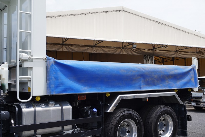 ギガ　大型　「ハイルーフ」　３軸　２デフ　土砂ダンプ　５．１ｍ長　積載９１００ｋｇ　新明和製　船底型　電動コボレーン　鳥居シートデッキ＆ラダー　燃料タンク３００Ｌ　メッキパーツ　アルミホイール　社外ナビ　フルセグＴＶ　バックカメラ　ＥＴＣ２．０　ＬＥＤヘッドライト　保冷庫　ミラーワイパー　７速ＭＴ！高年式！総重量２０トン未満！　車検「Ｒ８年１月まで！」29