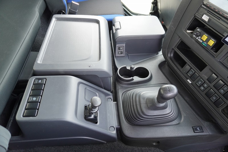ギガ　大型　「ハイルーフ」　３軸　２デフ　土砂ダンプ　５．１ｍ長　積載９１００ｋｇ　新明和製　船底型　電動コボレーン　鳥居シートデッキ＆ラダー　燃料タンク３００Ｌ　メッキパーツ　アルミホイール　社外ナビ　フルセグＴＶ　バックカメラ　ＥＴＣ２．０　ＬＥＤヘッドライト　保冷庫　ミラーワイパー　７速ＭＴ！高年式！総重量２０トン未満！　車検「Ｒ８年１月まで！」36