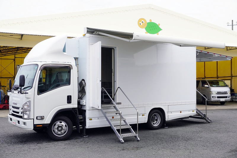 エルフ　「４ＷＤ　ワイドロング」　移動事務室車　サイドドア　リア＆サイド入口シマ板階段式＆手すり付　前後アウトリガー　発電機　窓付　エアコン付　導風板　バックカメラ　社外ナビ　ＥＴＣ　左電格ミラー　坂道発進補助　フォグランプ　オオシマ自工製　ＡＴ車！希少車！！フロント画像