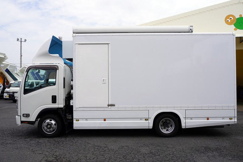 エルフ　「４ＷＤ　ワイドロング」　移動事務室車　サイドドア　リア＆サイド入口シマ板階段式＆手すり付　前後アウトリガー　発電機　窓付　エアコン付　導風板　バックカメラ　社外ナビ　ＥＴＣ　左電格ミラー　坂道発進補助　フォグランプ　オオシマ自工製　ＡＴ車！希少車！！1