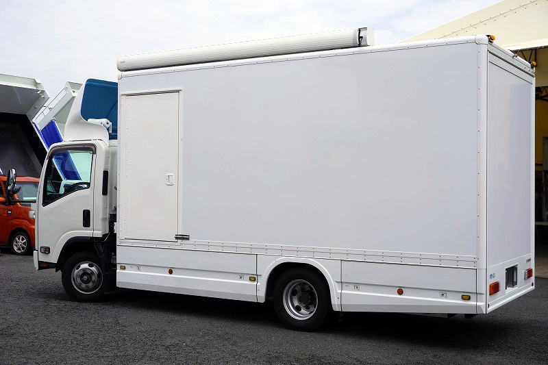 エルフ　「４ＷＤ　ワイドロング」　移動事務室車　サイドドア　リア＆サイド入口シマ板階段式＆手すり付　前後アウトリガー　発電機　窓付　エアコン付　導風板　バックカメラ　社外ナビ　ＥＴＣ　左電格ミラー　坂道発進補助　フォグランプ　オオシマ自工製　ＡＴ車！希少車！！5