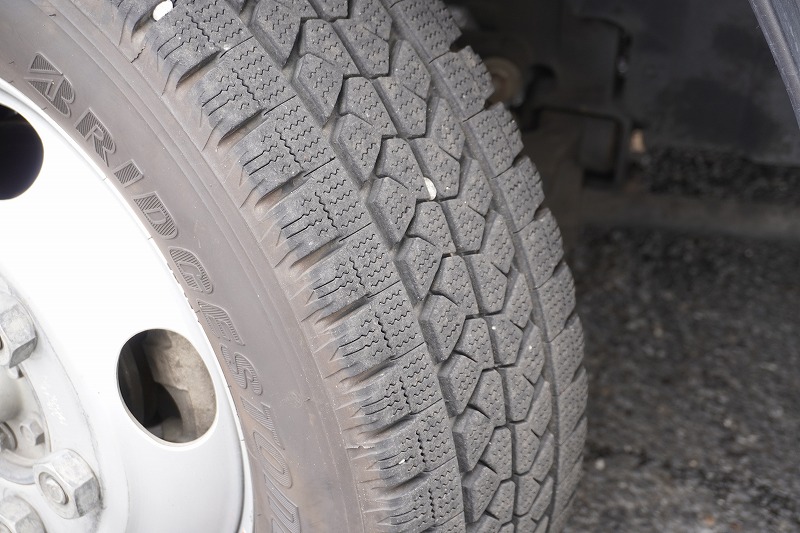 エルフ　「４ＷＤ　ワイドロング」　移動事務室車　サイドドア　リア＆サイド入口シマ板階段式＆手すり付　前後アウトリガー　発電機　窓付　エアコン付　導風板　バックカメラ　社外ナビ　ＥＴＣ　左電格ミラー　坂道発進補助　フォグランプ　オオシマ自工製　ＡＴ車！希少車！！8