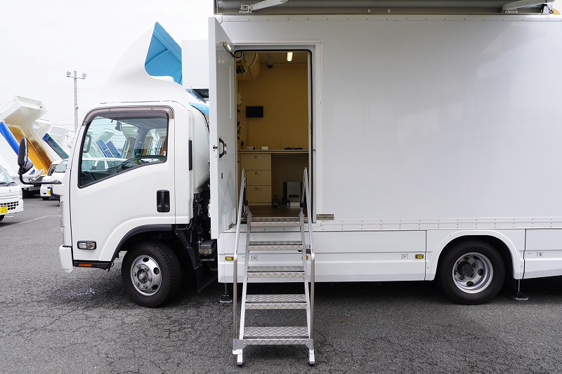 エルフ　「４ＷＤ　ワイドロング」　移動事務室車　サイドドア　リア＆サイド入口シマ板階段式＆手すり付　前後アウトリガー　発電機　窓付　エアコン付　導風板　バックカメラ　社外ナビ　ＥＴＣ　左電格ミラー　坂道発進補助　フォグランプ　オオシマ自工製　ＡＴ車！希少車！！17