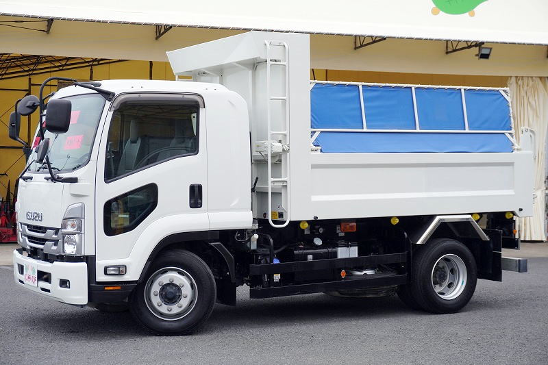 フォワード　増トン　「ベッド付き」　土砂ダンプ　新明和製　一方開　舟底　積載７３００ｋｇ　電動コボレーン　鳥居シートデッキ＆ラダー　バックカメラ　ＥＴＣ　坂道発進補助　衝突軽減ブレーキ　車線逸脱警報　６速ＭＴ！低走行！　車検「Ｒ７年１２月まで！」フロント画像