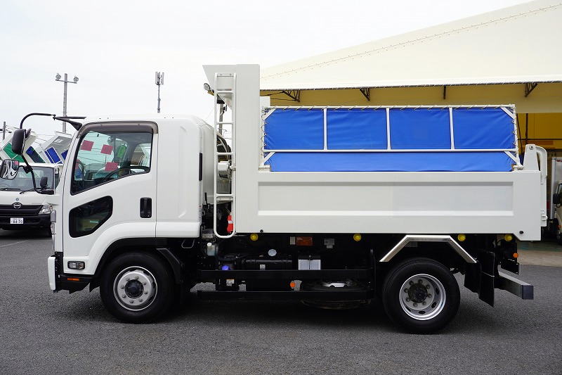 フォワード　増トン　「ベッド付き」　土砂ダンプ　新明和製　一方開　舟底　積載７３００ｋｇ　電動コボレーン　鳥居シートデッキ＆ラダー　バックカメラ　ＥＴＣ　坂道発進補助　衝突軽減ブレーキ　車線逸脱警報　６速ＭＴ！低走行！　車検「Ｒ７年１２月まで！」1