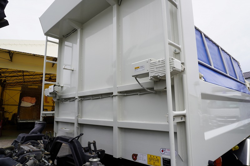フォワード　増トン　「ベッド付き」　土砂ダンプ　新明和製　一方開　舟底　積載７３００ｋｇ　電動コボレーン　鳥居シートデッキ＆ラダー　バックカメラ　ＥＴＣ　坂道発進補助　衝突軽減ブレーキ　車線逸脱警報　６速ＭＴ！低走行！　車検「Ｒ７年１２月まで！」16