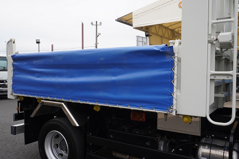 フォワード　増トン　「ベッド付き」　土砂ダンプ　新明和製　一方開　舟底　積載７３００ｋｇ　電動コボレーン　鳥居シートデッキ＆ラダー　バックカメラ　ＥＴＣ　坂道発進補助　衝突軽減ブレーキ　車線逸脱警報　６速ＭＴ！低走行！　車検「Ｒ７年１２月まで！」23