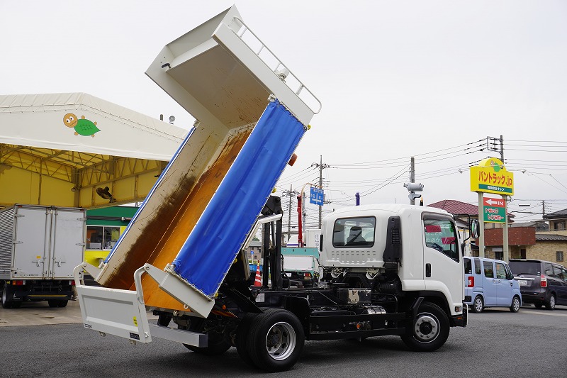 フォワード　増トン　「ベッド付き」　土砂ダンプ　新明和製　一方開　舟底　積載７３００ｋｇ　電動コボレーン　鳥居シートデッキ＆ラダー　バックカメラ　ＥＴＣ　坂道発進補助　衝突軽減ブレーキ　車線逸脱警報　６速ＭＴ！低走行！　車検「Ｒ７年１２月まで！」24