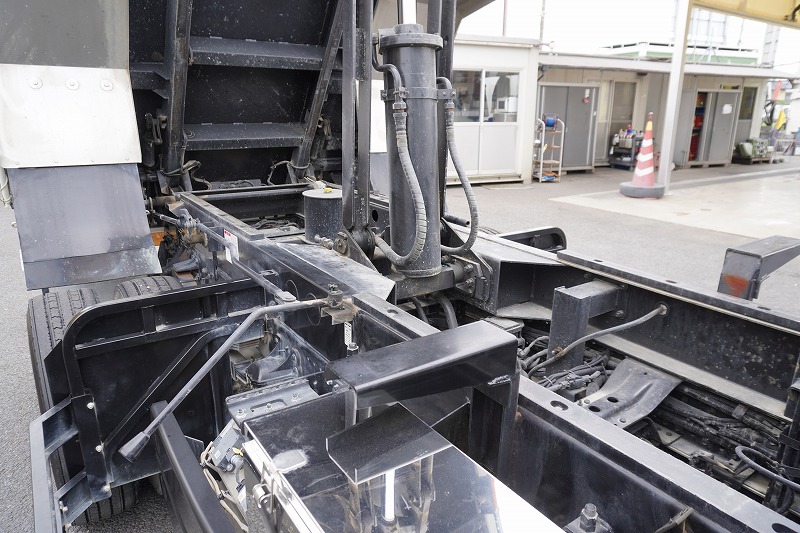 フォワード　増トン　「ベッド付き」　土砂ダンプ　新明和製　一方開　舟底　積載７３００ｋｇ　電動コボレーン　鳥居シートデッキ＆ラダー　バックカメラ　ＥＴＣ　坂道発進補助　衝突軽減ブレーキ　車線逸脱警報　６速ＭＴ！低走行！　車検「Ｒ７年１２月まで！」25