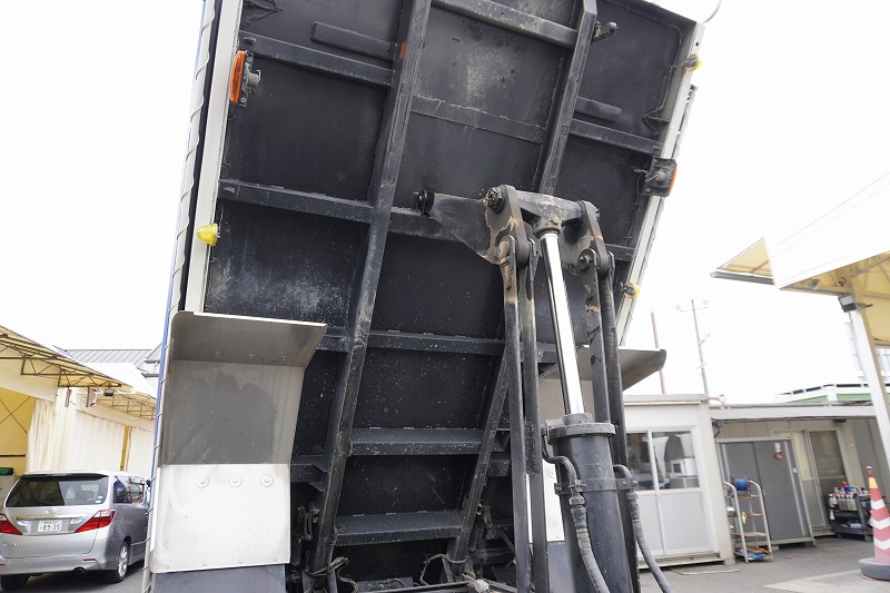 フォワード　増トン　「ベッド付き」　土砂ダンプ　新明和製　一方開　舟底　積載７３００ｋｇ　電動コボレーン　鳥居シートデッキ＆ラダー　バックカメラ　ＥＴＣ　坂道発進補助　衝突軽減ブレーキ　車線逸脱警報　６速ＭＴ！低走行！　車検「Ｒ７年１２月まで！」26