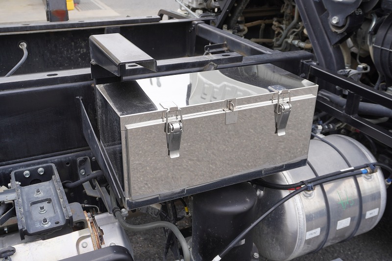 フォワード　増トン　「ベッド付き」　土砂ダンプ　新明和製　一方開　舟底　積載７３００ｋｇ　電動コボレーン　鳥居シートデッキ＆ラダー　バックカメラ　ＥＴＣ　坂道発進補助　衝突軽減ブレーキ　車線逸脱警報　６速ＭＴ！低走行！　車検「Ｒ７年１２月まで！」27