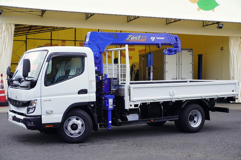 （未使用）　キャンター　「ワイドロング」　４段クレーン　積載３５００ｋｇ　タダノ製　ラジコン　フックイン　２．６３ｔ吊　セイコーラック　ＬＥＤヘッドライト＆ＬＥＤフォグランプ　左電格ミラー　坂道発進補助　スマートキー　衝突軽減ブレーキ　車線逸脱警報　５速ＭＴ！フロント画像
