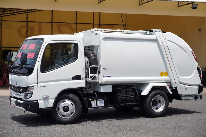 （未使用）　キャンター　「標準幅」　パッカー車　プレス式　積載２２５０ｋｇ　新明和製　４．３立米　連続動作　汚水タンク　防臭扉　網工具入れ　バックカメラ　左電格ミラー　ＬＥＤヘッドライト＆フォグランプ　スマートキー　衝突軽減ブレーキ　車線逸脱警報　５速ＭＴ！車検「Ｒ９年５月まで！」フロント画像