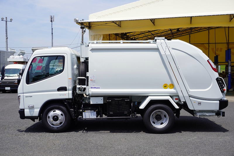 （未使用）　キャンター　「標準幅」　パッカー車　プレス式　積載２２５０ｋｇ　新明和製　４．３立米　連続動作　汚水タンク　防臭扉　網工具入れ　バックカメラ　左電格ミラー　ＬＥＤヘッドライト＆フォグランプ　スマートキー　衝突軽減ブレーキ　車線逸脱警報　５速ＭＴ！車検「Ｒ９年５月まで！」1