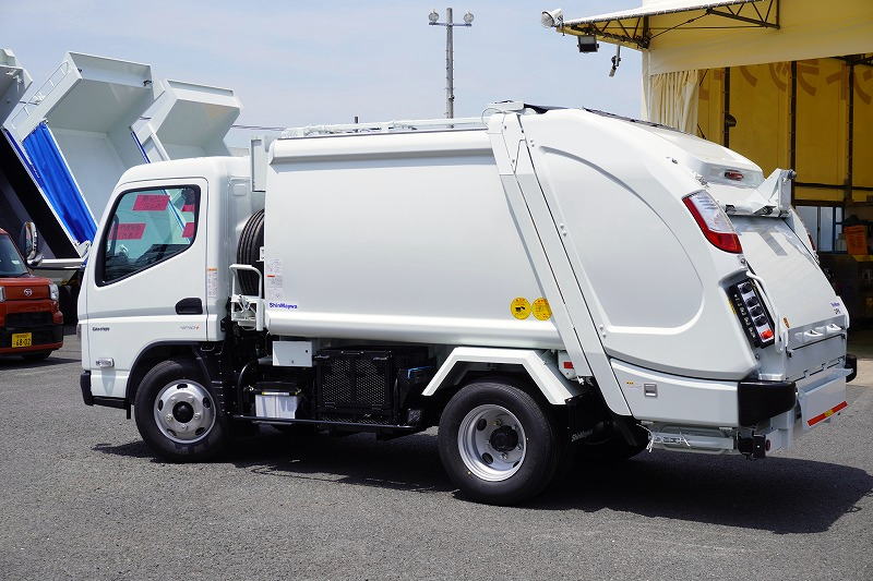 （未使用）　キャンター　「標準幅」　パッカー車　プレス式　積載２２５０ｋｇ　新明和製　４．３立米　連続動作　汚水タンク　防臭扉　網工具入れ　バックカメラ　左電格ミラー　ＬＥＤヘッドライト＆フォグランプ　スマートキー　衝突軽減ブレーキ　車線逸脱警報　５速ＭＴ！車検「Ｒ９年５月まで！」4