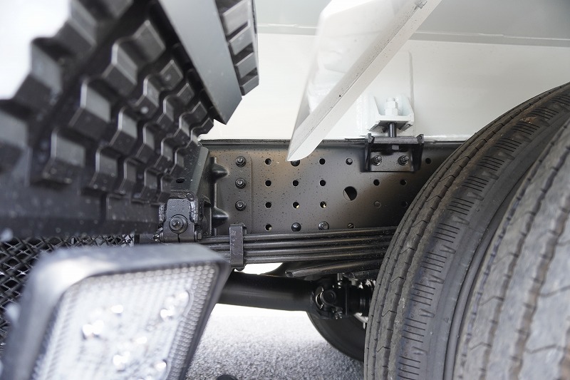 （未使用）　キャンター　「標準幅」　パッカー車　プレス式　積載２２５０ｋｇ　新明和製　４．３立米　連続動作　汚水タンク　防臭扉　網工具入れ　バックカメラ　左電格ミラー　ＬＥＤヘッドライト＆フォグランプ　スマートキー　衝突軽減ブレーキ　車線逸脱警報　５速ＭＴ！車検「Ｒ９年５月まで！」9