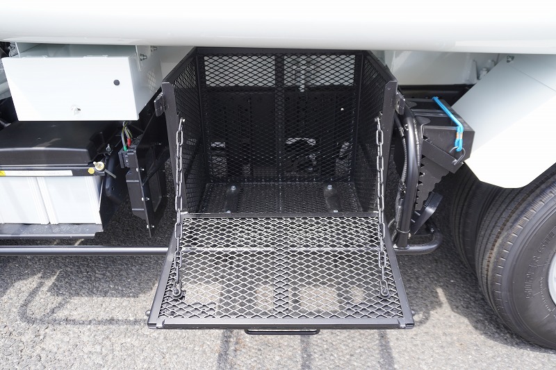 （未使用）　キャンター　「標準幅」　パッカー車　プレス式　積載２２５０ｋｇ　新明和製　４．３立米　連続動作　汚水タンク　防臭扉　網工具入れ　バックカメラ　左電格ミラー　ＬＥＤヘッドライト＆フォグランプ　スマートキー　衝突軽減ブレーキ　車線逸脱警報　５速ＭＴ！車検「Ｒ９年５月まで！」11