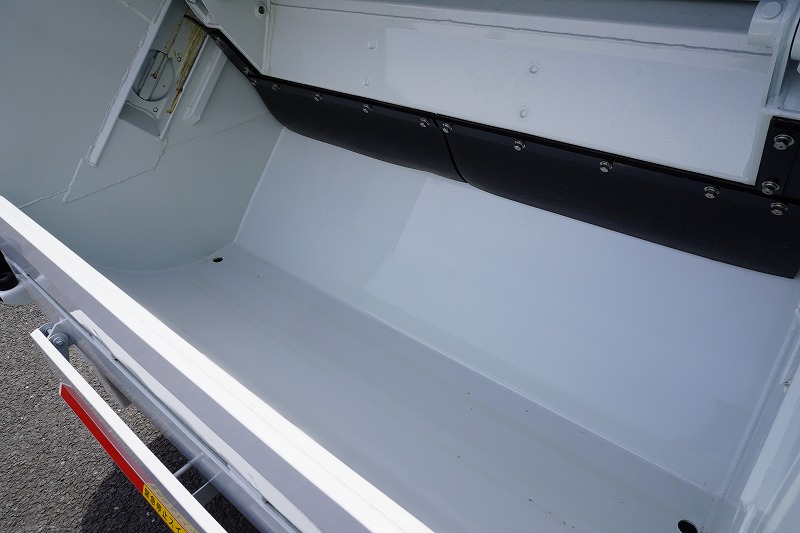 （未使用）　キャンター　「標準幅」　パッカー車　プレス式　積載２２５０ｋｇ　新明和製　４．３立米　連続動作　汚水タンク　防臭扉　網工具入れ　バックカメラ　左電格ミラー　ＬＥＤヘッドライト＆フォグランプ　スマートキー　衝突軽減ブレーキ　車線逸脱警報　５速ＭＴ！車検「Ｒ９年５月まで！」19