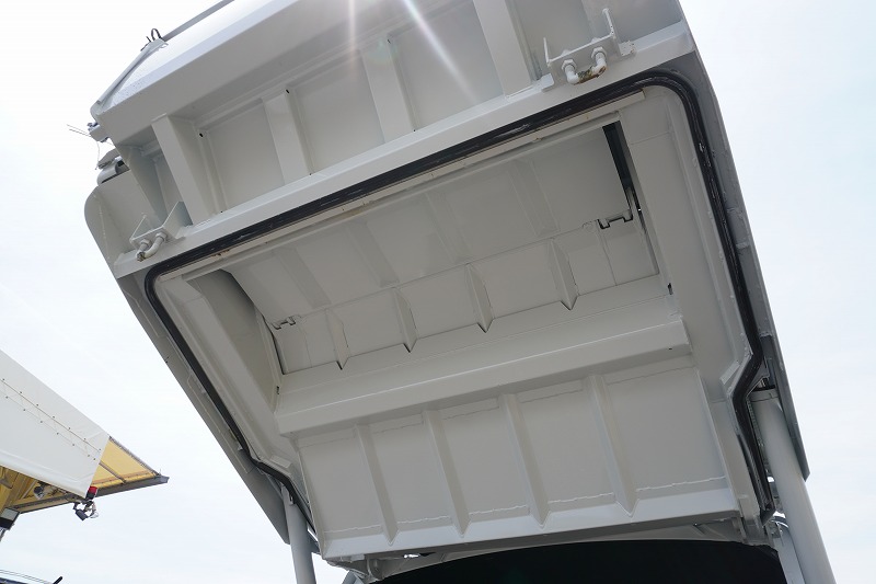 （未使用）　キャンター　「標準幅」　パッカー車　プレス式　積載２２５０ｋｇ　新明和製　４．３立米　連続動作　汚水タンク　防臭扉　網工具入れ　バックカメラ　左電格ミラー　ＬＥＤヘッドライト＆フォグランプ　スマートキー　衝突軽減ブレーキ　車線逸脱警報　５速ＭＴ！車検「Ｒ９年５月まで！」22