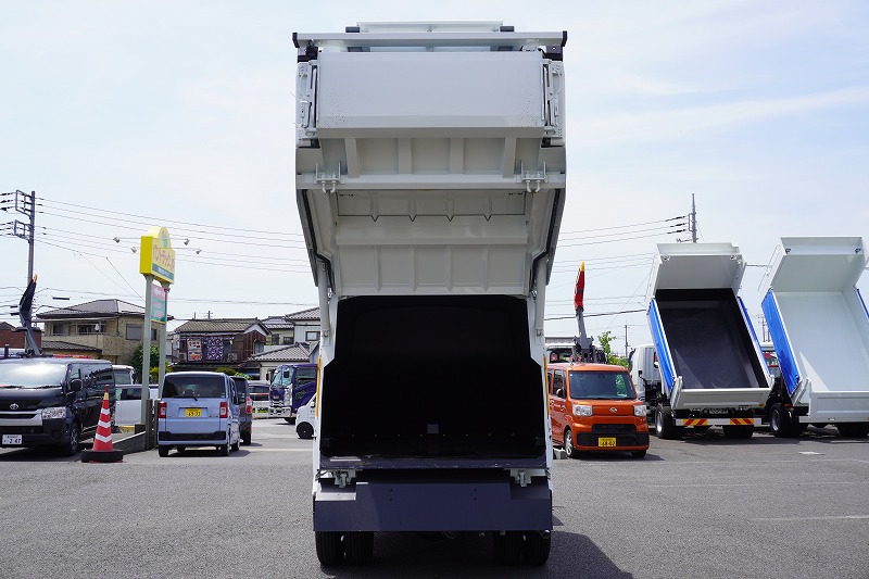（未使用）　キャンター　「標準幅」　パッカー車　プレス式　積載２２５０ｋｇ　新明和製　４．３立米　連続動作　汚水タンク　防臭扉　網工具入れ　バックカメラ　左電格ミラー　ＬＥＤヘッドライト＆フォグランプ　スマートキー　衝突軽減ブレーキ　車線逸脱警報　５速ＭＴ！車検「Ｒ９年５月まで！」24