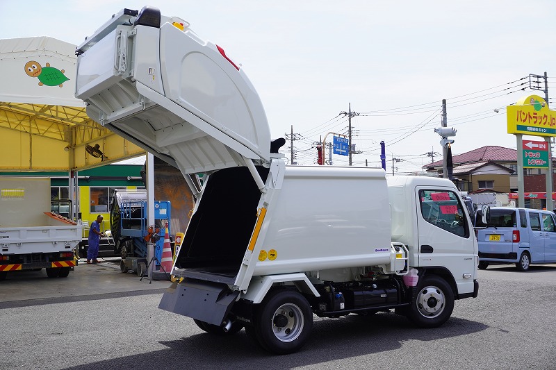 （未使用）　キャンター　「標準幅」　パッカー車　プレス式　積載２２５０ｋｇ　新明和製　４．３立米　連続動作　汚水タンク　防臭扉　網工具入れ　バックカメラ　左電格ミラー　ＬＥＤヘッドライト＆フォグランプ　スマートキー　衝突軽減ブレーキ　車線逸脱警報　５速ＭＴ！車検「Ｒ９年５月まで！」25