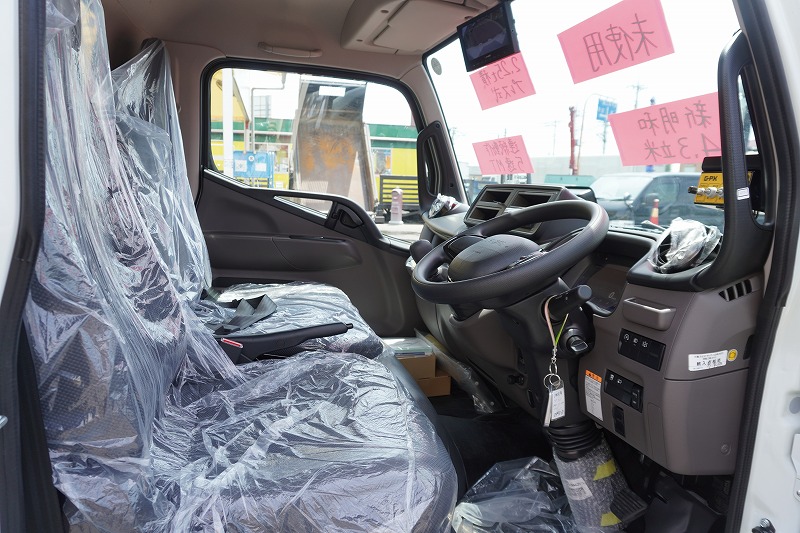 （未使用）　キャンター　「標準幅」　パッカー車　プレス式　積載２２５０ｋｇ　新明和製　４．３立米　連続動作　汚水タンク　防臭扉　網工具入れ　バックカメラ　左電格ミラー　ＬＥＤヘッドライト＆フォグランプ　スマートキー　衝突軽減ブレーキ　車線逸脱警報　５速ＭＴ！車検「Ｒ９年５月まで！」35