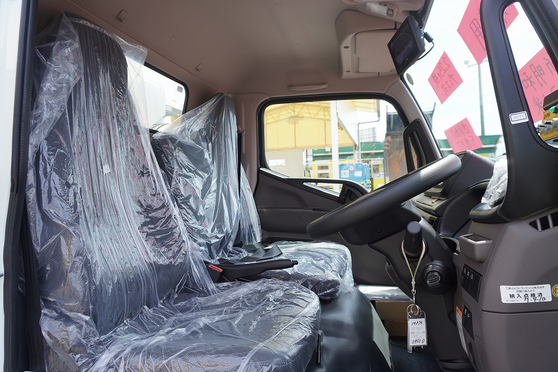 （未使用）　キャンター　「標準幅」　パッカー車　プレス式　積載２２５０ｋｇ　新明和製　４．３立米　連続動作　汚水タンク　防臭扉　網工具入れ　バックカメラ　左電格ミラー　ＬＥＤヘッドライト＆フォグランプ　スマートキー　衝突軽減ブレーキ　車線逸脱警報　５速ＭＴ！車検「Ｒ９年５月まで！」36