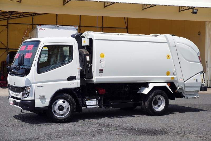 （未使用）　キャンター　「標準幅」　パッカー車　プレス式　積載２０５０ｋｇ　極東製　５．３立米　連続動作　汚水タンク　網工具入れ　左電格ミラー　ＬＥＤヘッドライト　スマートキー　衝突軽減ブレーキ　車線逸脱警報　５速ＭＴ！車検「Ｒ８年７月まで！」フロント画像