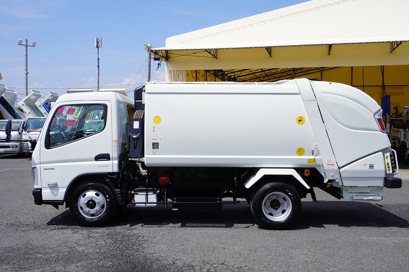 （未使用）　キャンター　「標準幅」　パッカー車　プレス式　積載２０５０ｋｇ　極東製　５．３立米　連続動作　汚水タンク　網工具入れ　左電格ミラー　ＬＥＤヘッドライト　スマートキー　衝突軽減ブレーキ　車線逸脱警報　５速ＭＴ！車検「Ｒ８年７月まで！」1
