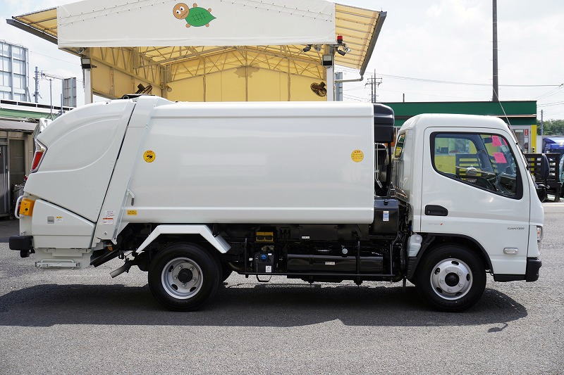 （未使用）　キャンター　「標準幅」　パッカー車　プレス式　積載２０５０ｋｇ　極東製　５．３立米　連続動作　汚水タンク　網工具入れ　左電格ミラー　ＬＥＤヘッドライト　スマートキー　衝突軽減ブレーキ　車線逸脱警報　５速ＭＴ！車検「Ｒ８年７月まで！」3