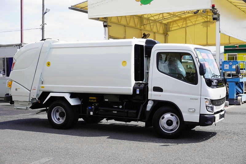 （未使用）　キャンター　「標準幅」　パッカー車　プレス式　積載２０５０ｋｇ　極東製　５．３立米　連続動作　汚水タンク　網工具入れ　左電格ミラー　ＬＥＤヘッドライト　スマートキー　衝突軽減ブレーキ　車線逸脱警報　５速ＭＴ！車検「Ｒ８年７月まで！」4