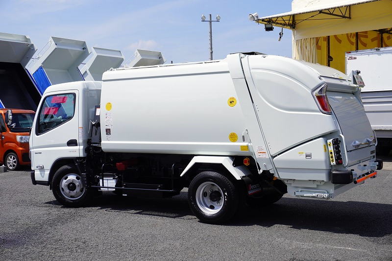 （未使用）　キャンター　「標準幅」　パッカー車　プレス式　積載２０５０ｋｇ　極東製　５．３立米　連続動作　汚水タンク　網工具入れ　左電格ミラー　ＬＥＤヘッドライト　スマートキー　衝突軽減ブレーキ　車線逸脱警報　５速ＭＴ！車検「Ｒ８年７月まで！」5