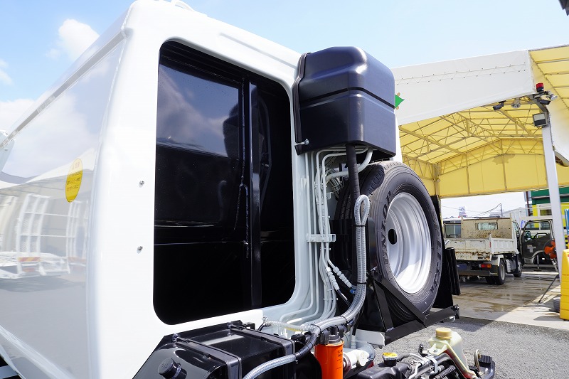 （未使用）　キャンター　「標準幅」　パッカー車　プレス式　積載２０５０ｋｇ　極東製　５．３立米　連続動作　汚水タンク　網工具入れ　左電格ミラー　ＬＥＤヘッドライト　スマートキー　衝突軽減ブレーキ　車線逸脱警報　５速ＭＴ！車検「Ｒ８年７月まで！」13