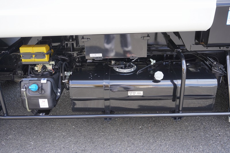 （未使用）　キャンター　「標準幅」　パッカー車　プレス式　積載２０５０ｋｇ　極東製　５．３立米　連続動作　汚水タンク　網工具入れ　左電格ミラー　ＬＥＤヘッドライト　スマートキー　衝突軽減ブレーキ　車線逸脱警報　５速ＭＴ！車検「Ｒ８年７月まで！」21