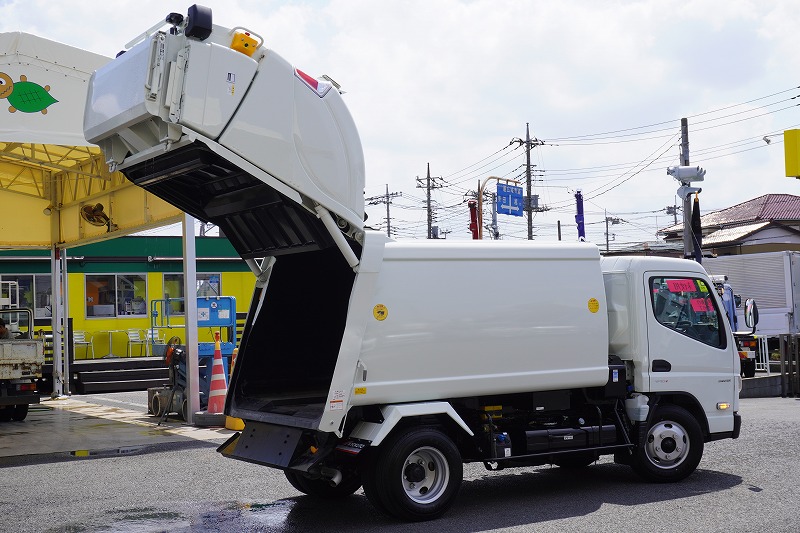 （未使用）　キャンター　「標準幅」　パッカー車　プレス式　積載２０５０ｋｇ　極東製　５．３立米　連続動作　汚水タンク　網工具入れ　左電格ミラー　ＬＥＤヘッドライト　スマートキー　衝突軽減ブレーキ　車線逸脱警報　５速ＭＴ！車検「Ｒ８年７月まで！」22