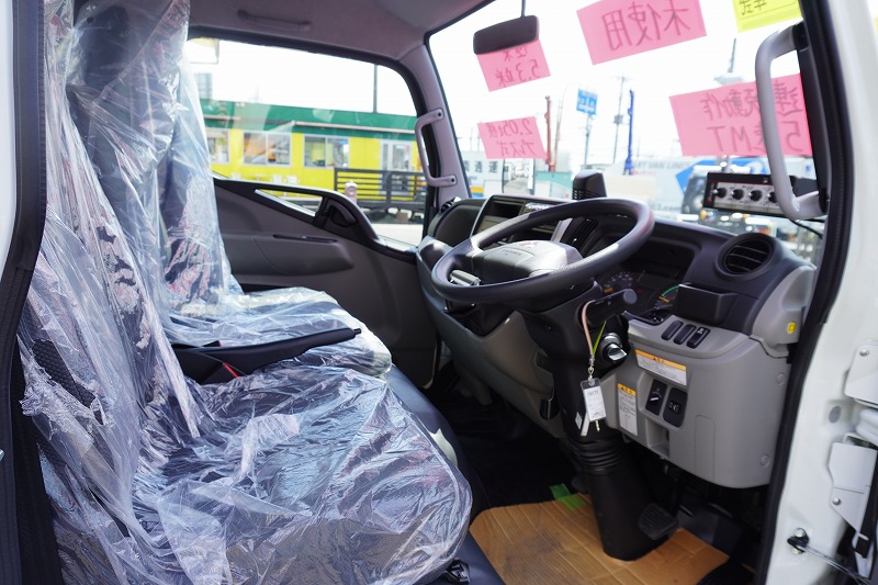 （未使用）　キャンター　「標準幅」　パッカー車　プレス式　積載２０５０ｋｇ　極東製　５．３立米　連続動作　汚水タンク　網工具入れ　左電格ミラー　ＬＥＤヘッドライト　スマートキー　衝突軽減ブレーキ　車線逸脱警報　５速ＭＴ！車検「Ｒ８年７月まで！」32