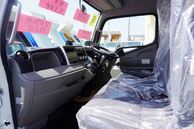 （未使用）　キャンター　「標準幅」　パッカー車　プレス式　積載２０５０ｋｇ　極東製　５．３立米　連続動作　汚水タンク　網工具入れ　左電格ミラー　ＬＥＤヘッドライト　スマートキー　衝突軽減ブレーキ　車線逸脱警報　５速ＭＴ！車検「Ｒ８年７月まで！」33