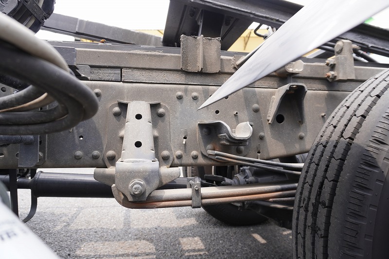 エルフ　「ワイド超ロング」　セーフティーローダー　車載専用　古河ユニック製　積載３０００ｋｇ　ウインチ　ラジコン　油圧リアゲート　一方開　床フック６対　左右電格ミラー　坂道発進補助　ＥＴＣ　フォグランプ　ミラーヒーター　衝突軽減ブレーキ　車線逸脱警報　低走行！６速ＭＴ！　車検「Ｒ８年５月まで！」10