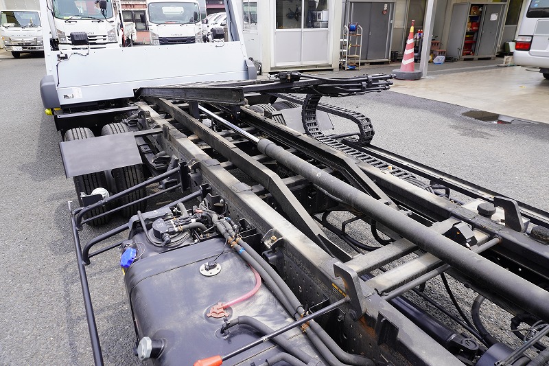 エルフ　「ワイド超ロング」　セーフティーローダー　車載専用　古河ユニック製　積載３０００ｋｇ　ウインチ　ラジコン　油圧リアゲート　一方開　床フック６対　左右電格ミラー　坂道発進補助　ＥＴＣ　フォグランプ　ミラーヒーター　衝突軽減ブレーキ　車線逸脱警報　低走行！６速ＭＴ！　車検「Ｒ８年５月まで！」23