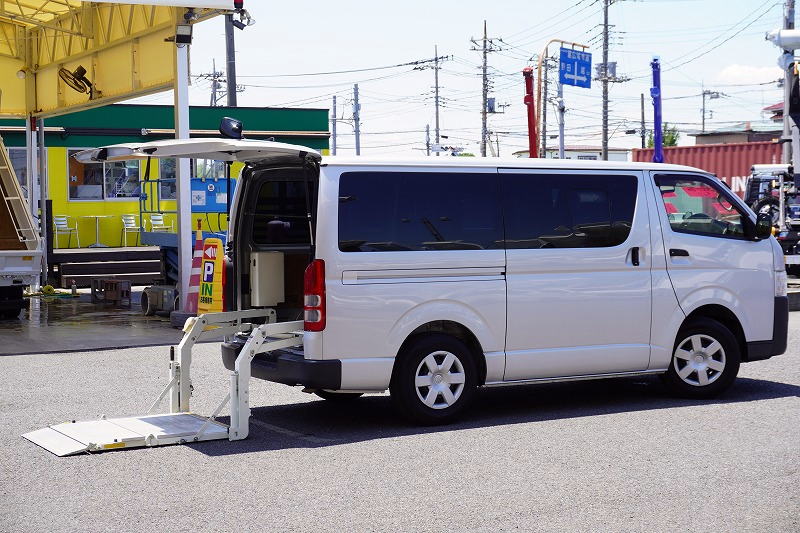 レジアスエース　ロング　ＤＸ　５ドア　ガソリン車　３～６人乗り　和光工業製パワーゲート　バックカメラ　社外ナビ　ＥＴＣ　小窓　衝突軽減ブレーキ　車線逸脱警報　ＡＴ車！　車検「Ｒ８年４月まで！」フロント画像