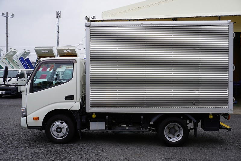 デュトロ　１０尺　アルミバン　積載２０００ｋｇ　ラッシング２段　バックカメラ　社外ナビ　ＥＴＣ　左電格ミラー　ＬＥＤヘッドライト　電動パーキングブレーキ　クリアランスソナー　全高２．８ｍ以下　９０度ストッパー　パブコ製　ＡＴ車！　車検「Ｒ８年２月まで！」1